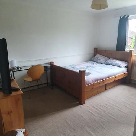 Spacious And Serene Stay Near Milton Keynes Centre Willen Room photo