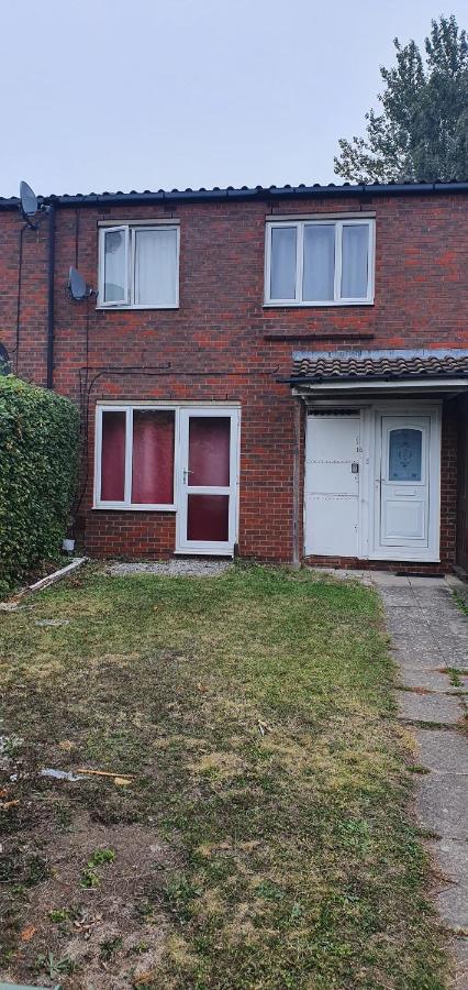 Spacious And Serene Stay Near Milton Keynes Centre Willen Exterior photo