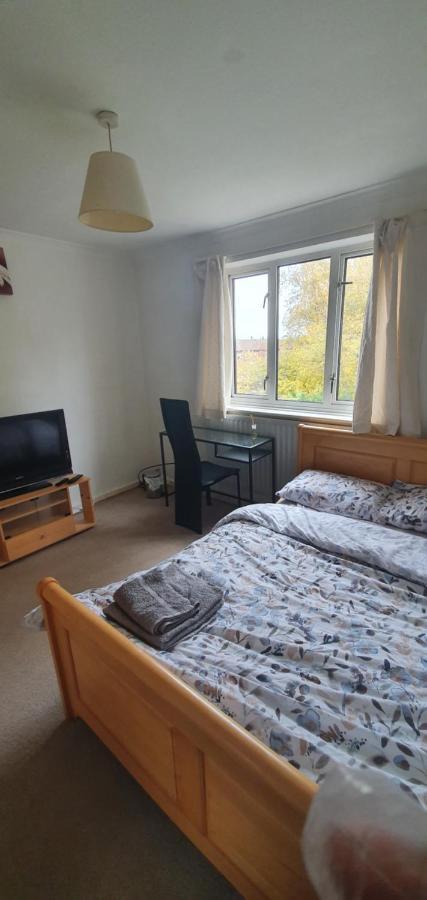 Spacious And Serene Stay Near Milton Keynes Centre Willen Exterior photo