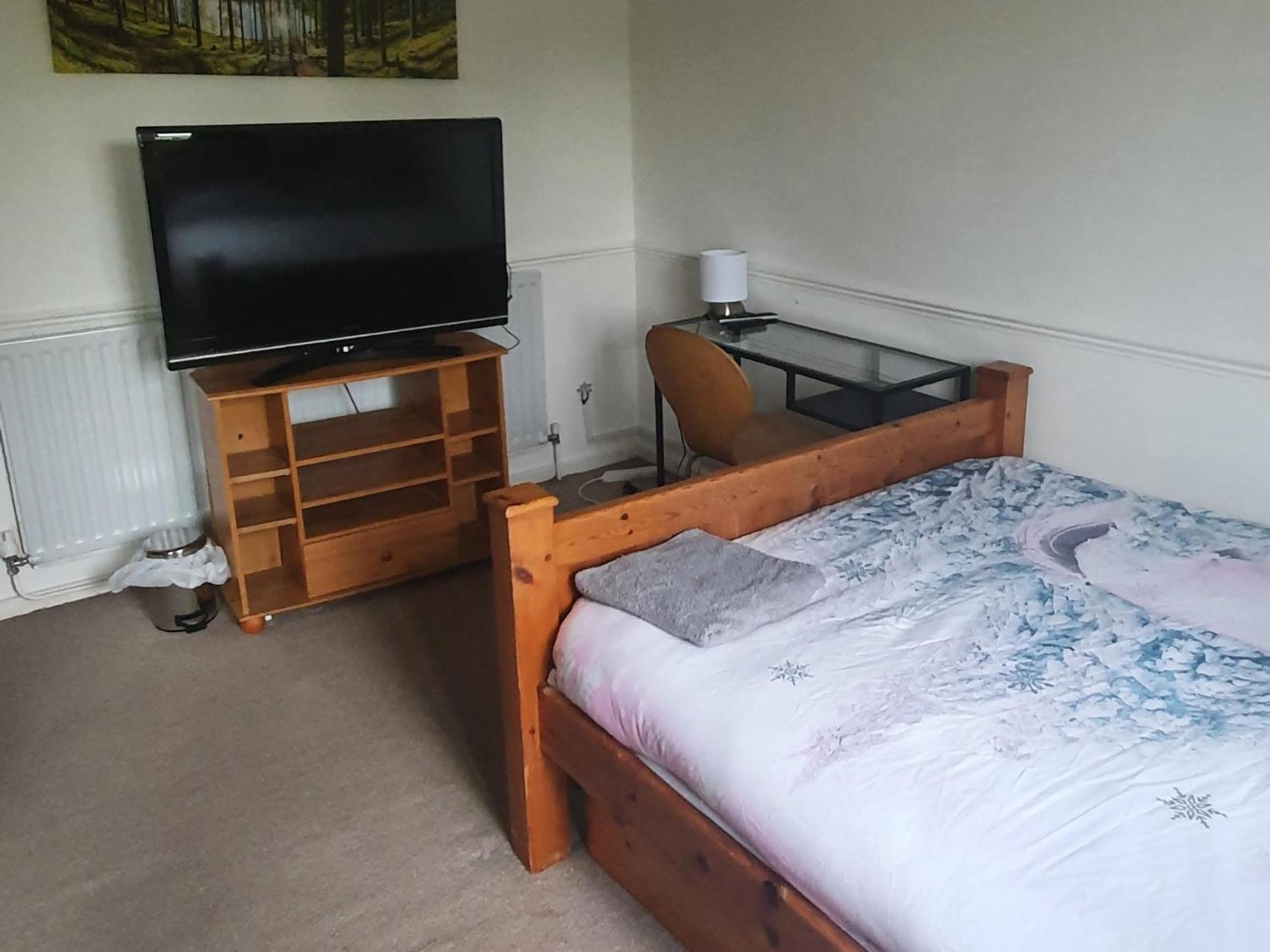 Spacious And Serene Stay Near Milton Keynes Centre Willen Room photo